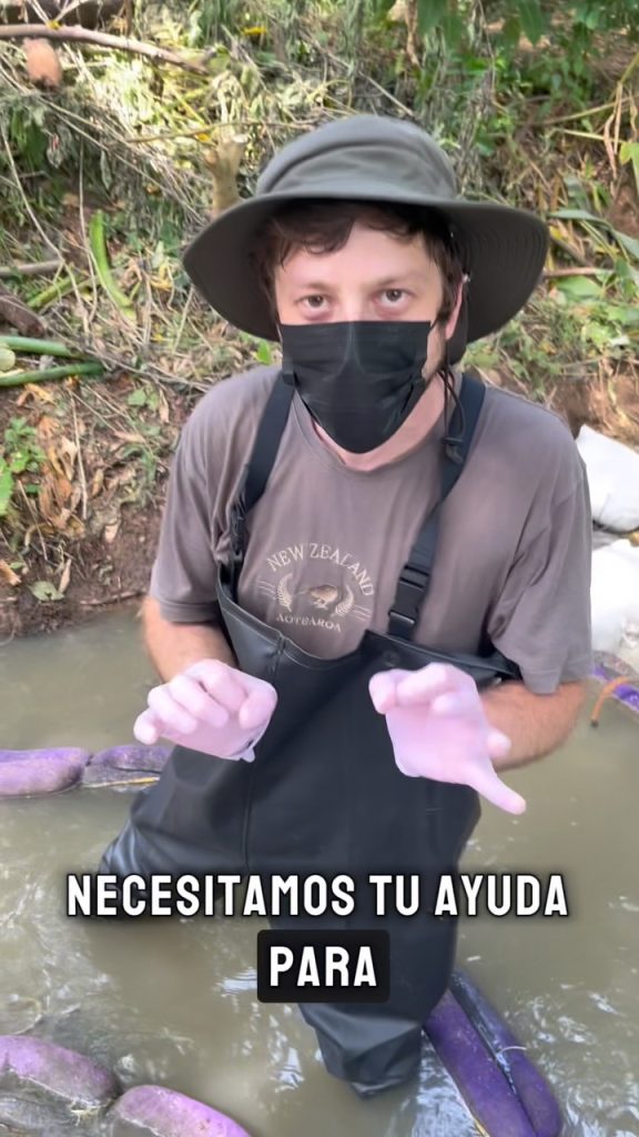 Villaflores Recolectando Cabello para Limpiar el Agua